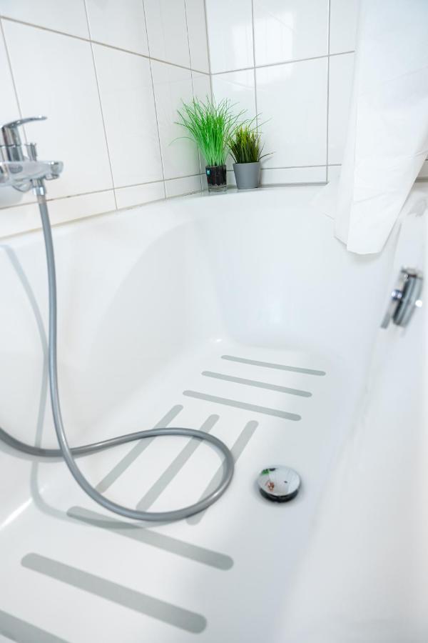 #1 Modernes Zimmer Mit Pool Und Garten เมมมิงเงน ภายนอก รูปภาพ
